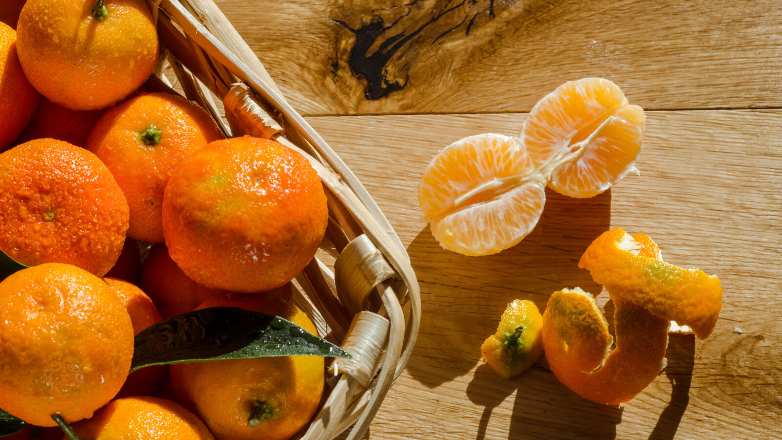 Clementine in cesto, su sfondo legno