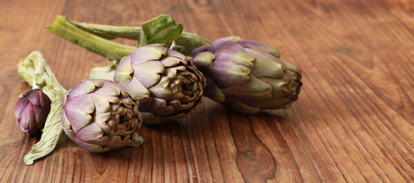 Artichauts violets sur une table en bois